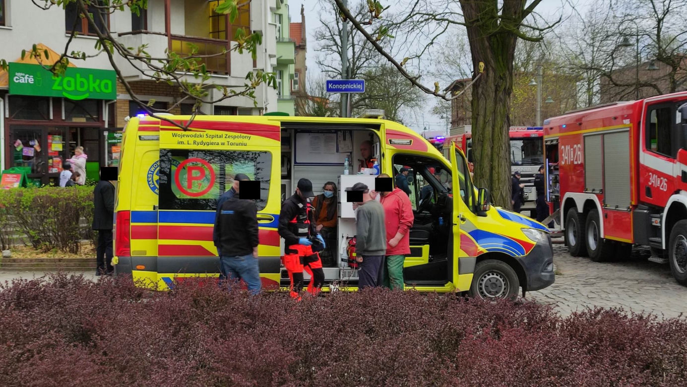 Pożar mieszkania w Toruniu. Dwie osoby w szpitalu, osiem zastępów straży w akcji