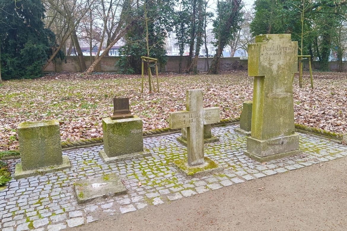 Wandalizm w lapidarium
