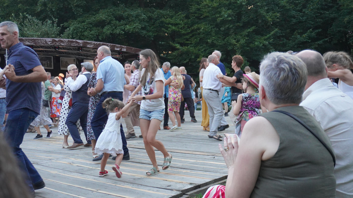 „Tańcowali” na parkiecie w Muzeum Wsi Lubelskiej aż miło było patrzeć! FOTORELACJA z sobotniej potańcówki
