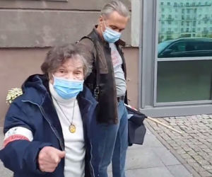 Powstańcy warszawscy na strajku kobiet 