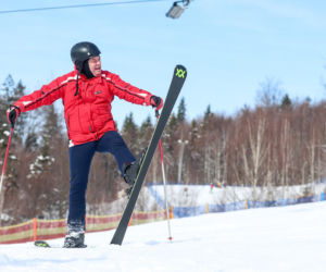 Poseł Wójcik szusuje w kasku