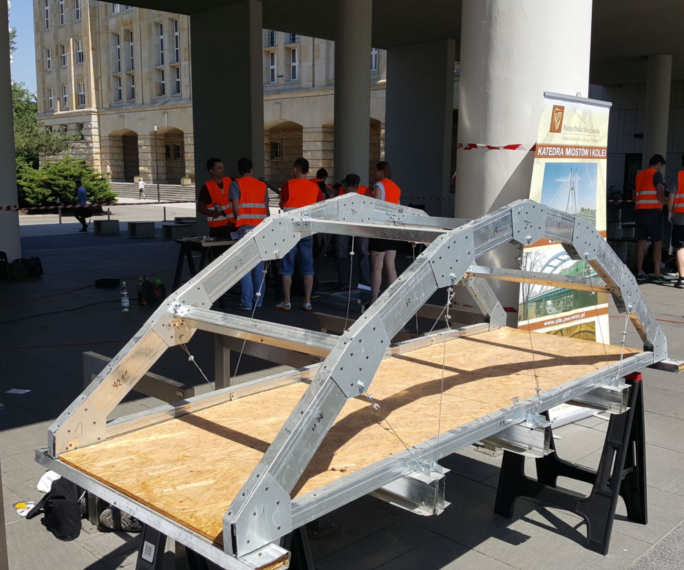 Zbudują pięć mostów w 3 dni. Na Politechnice Wrocławskiej ruszył konkurs dla młodych konstruktorów.
