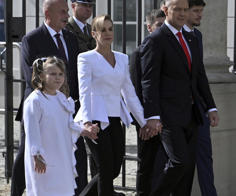 Marta Nawrocka idzie z mężem Karolem i córką Kasią, trzymając ich za ręce. O życiu pary prezydenckiej przeczytasz na SE.
