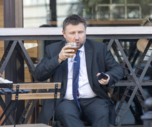 Poseł zmęczył się na piwie