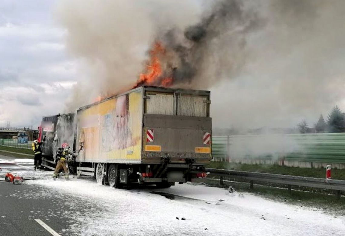 Pożar TIRa z naczepą z kosmetykami na autostradzie A4 