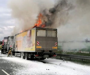 Pożar TIRa z naczepą z kosmetykami na autostradzie A4 