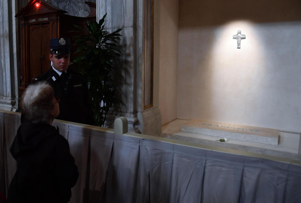 Wierni odwiedzają grób papieża Franciszka
