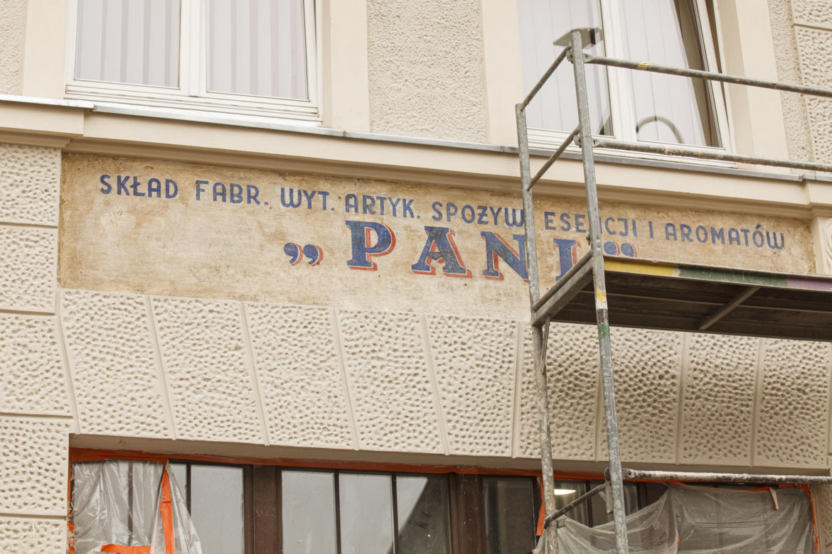 Remont kamienicy odsłonił powojenne szyldy