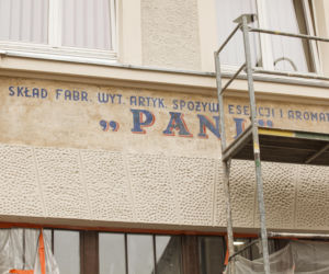 Remont kamienicy odsłonił powojenne szyldy