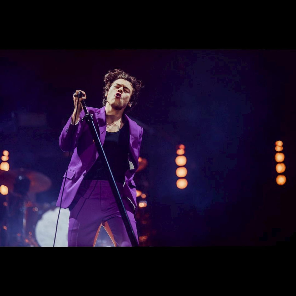 Harry Styles ŚCIĄŁ swoje piękne, długie włosy. Jest prawie ŁYSY!