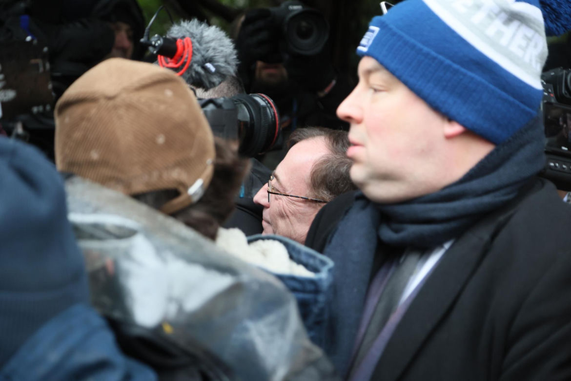 Przepychanki przed Sejmem. Wąsik i Kamiński przed zamkniętymi drzwiami 