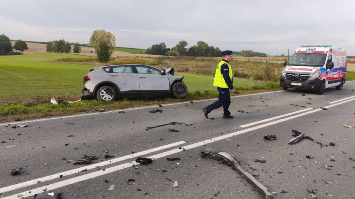 Tragiczne zderzenie dwóch osobówek z ciężarówką! Kobieta nie miała szans