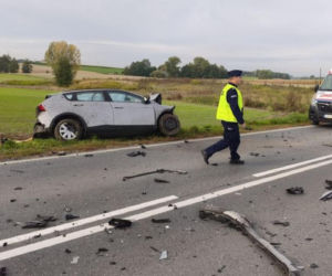Tragiczne zderzenie dwóch osobówek z ciężarówką! Kobieta nie miała szans