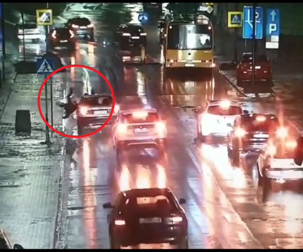 SZOK! Nastolatki potrącone na pasach. Wyleciały w powietrze! Wstrząsające nagranie