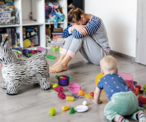 „Muszę być lepszą mamą”? Ta myśl to pułapka. Zmień podejście i ciesz się macierzyństwem