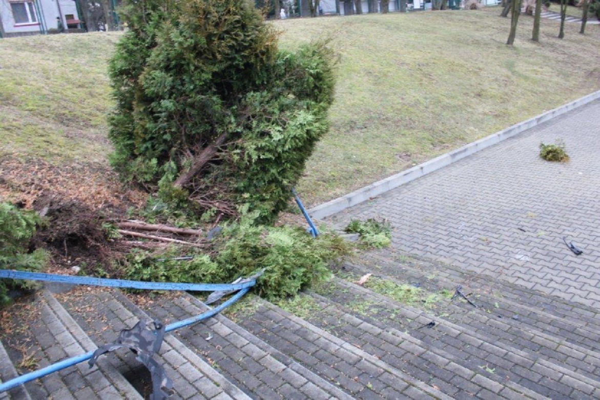 Tarnów. Przebiła ogrodzenie i zjechała ze skarpy wprost pod szkołę. Hamulec nie zadziałał?