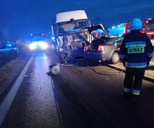 Zderzenie TIR-a z osobówką w Wojniczu. Są poszkodowani! Droga całkowicie zablokowana