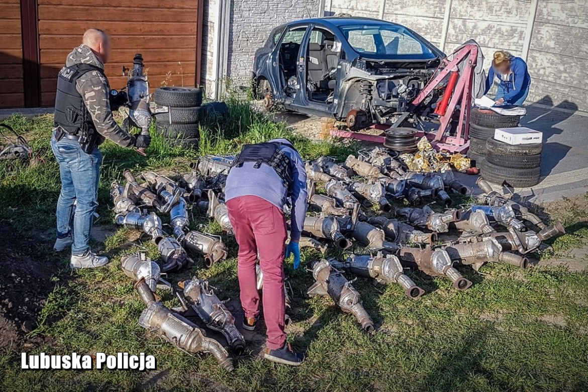 Policjanci zabezpieczyli 150 katalizatorów 