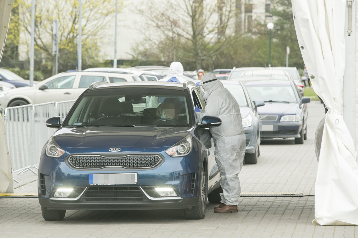 Mobilny punkt testów na koronawirusa.