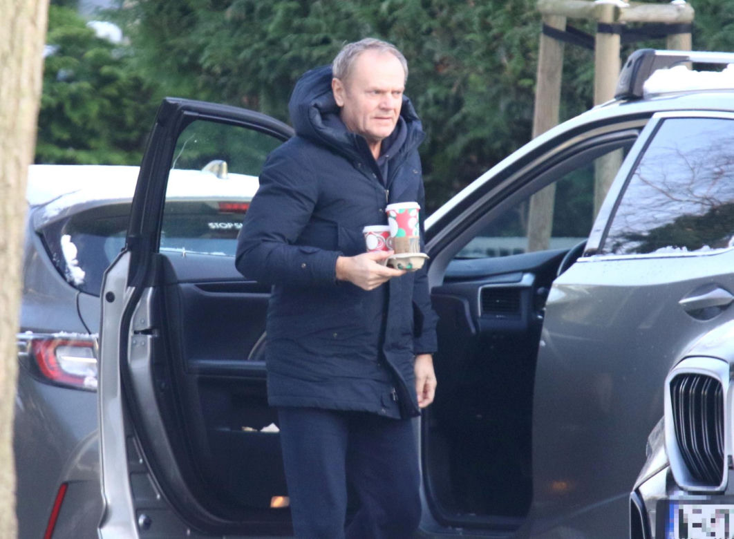 Donald Tusk w mroźną niedzielę pojechał po kawę