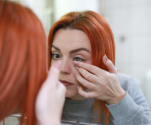 Nosisz soczewki? Ten codzienny nawyk to proszenie się o kłopoty. Lekarze ostrzegają przed pomyłką diagnostyczną