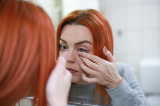 Nosisz soczewki? Ten codzienny nawyk to proszenie się o kłopoty. Lekarze ostrzegają przed pomyłką diagnostyczną