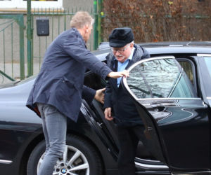 Lech Wałęsa zupełnie sam w pustym kościele. Pojechał się pomodlić tuż przed świętami