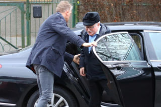 Lech Wałęsa zupełnie sam w pustym kościele. Pojechał się pomodlić tuż przed świętami