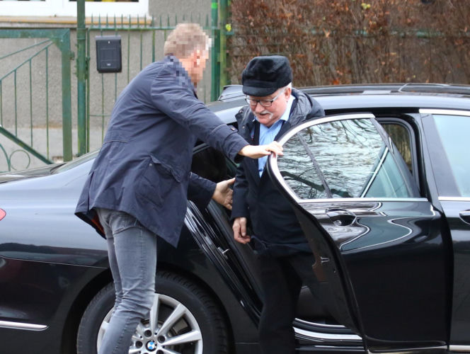 Lech Wałęsa zupełnie sam w pustym kościele. Pojechał się pomodlić tuż przed świętami