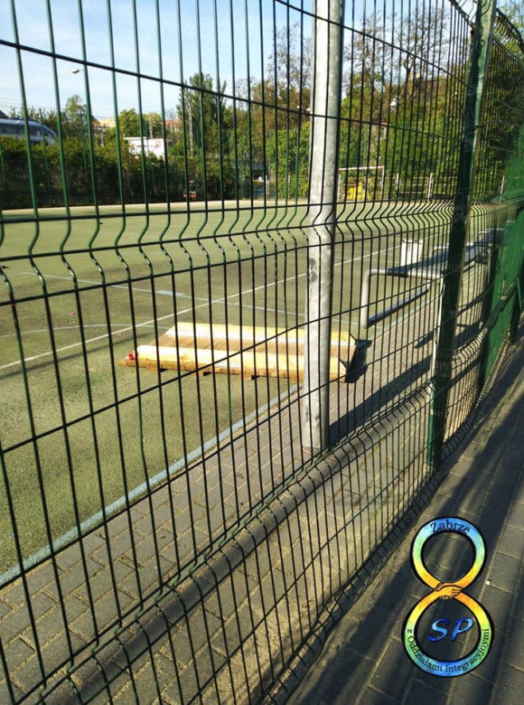 Zabrze: pijany nastolatek zdewastował nowy plac zabaw przy szkole podstawowej. Wszystko zostało zniszczone