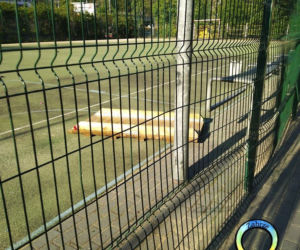Zabrze: pijany nastolatek zdewastował nowy plac zabaw przy szkole podstawowej. Wszystko zostało zniszczone