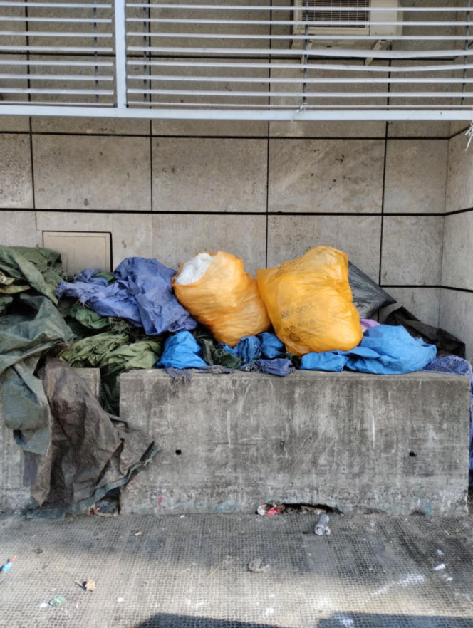 Bałagan na zapleczu warszawskiej Biedronki