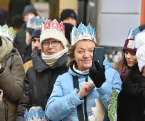 Orszak Trzech Króli 2026 w Toruniu. Zdjęcia z samego serca starówki