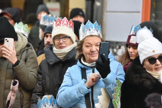 Orszak Trzech Króli 2026 w Toruniu. Zdjęcia z samego serca starówki