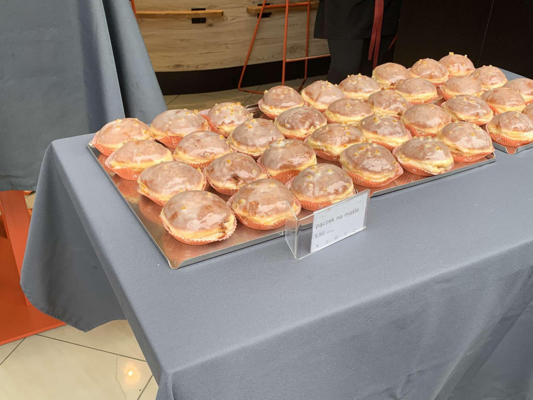 Bydgoszczanie stoją w kolejkach po pączki. Te z powidłami i konfiturą różaną wygrywają!