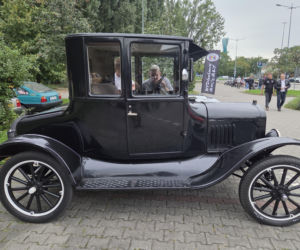 Prawdziwe motoryzacyjne perełki pod Torbydem! Bydgoskie Klasyki Nocą znów zachwyciły