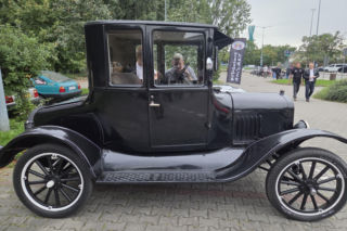 Prawdziwe motoryzacyjne perełki pod Torbydem! Bydgoskie Klasyki Nocą znów zachwyciły