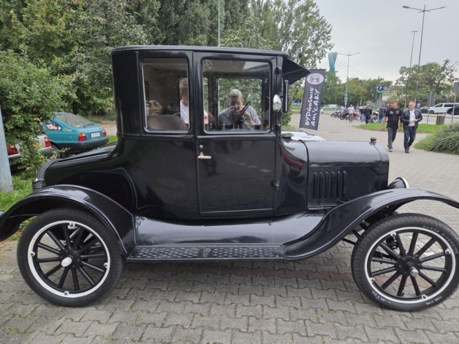 Prawdziwe motoryzacyjne perełki pod Torbydem! Bydgoskie Klasyki Nocą znów zachwyciły
