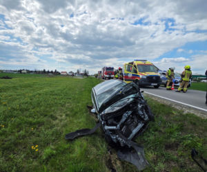 Zderzenie czołowe na DW 982 koło Szczucina. Dwie osoby ranne, droga zablokowana