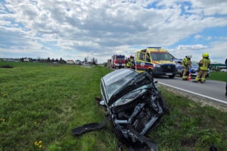 Zderzenie czołowe na DW 982 koło Szczucina. Dwie osoby ranne, droga zablokowana