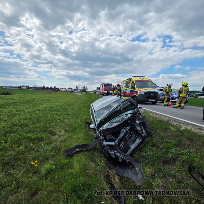 Zderzenie czołowe na DW 982 koło Szczucina. Dwie osoby ranne, droga zablokowana