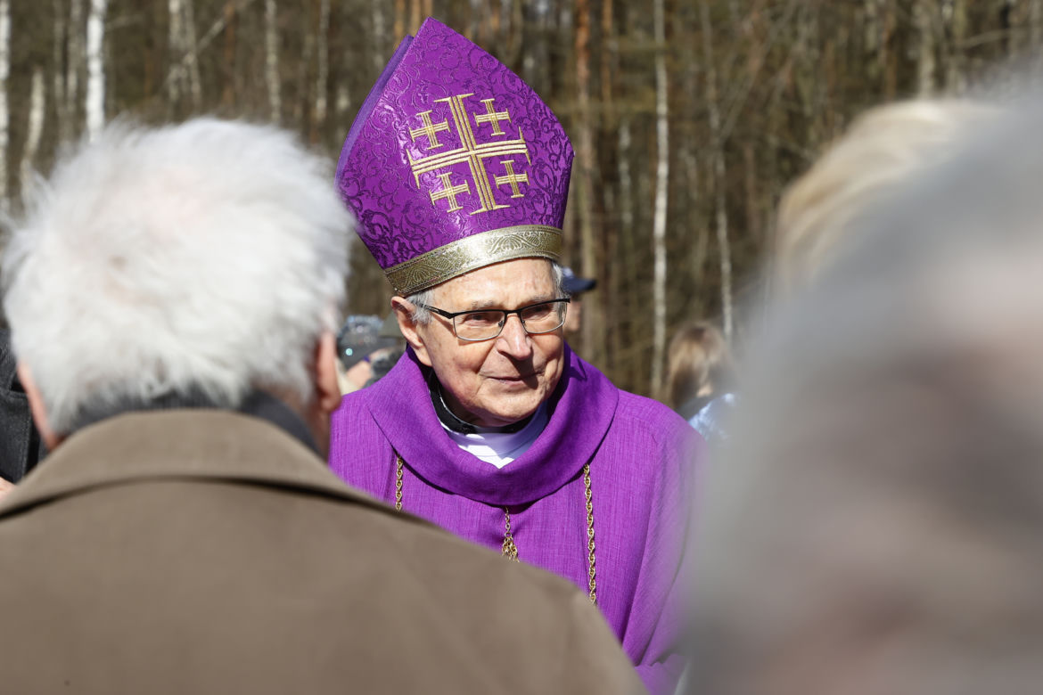 Wizyta na cmentarzu i łzy na mszy świętej. Ewa Krawczyk w pierwszą rocznicę śmierci męża