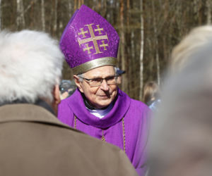 Wizyta na cmentarzu i łzy na mszy świętej. Ewa Krawczyk w pierwszą rocznicę śmierci męża