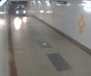 AUTO W TUNELU DLA PIESZYCH [ZDJĘCIA]