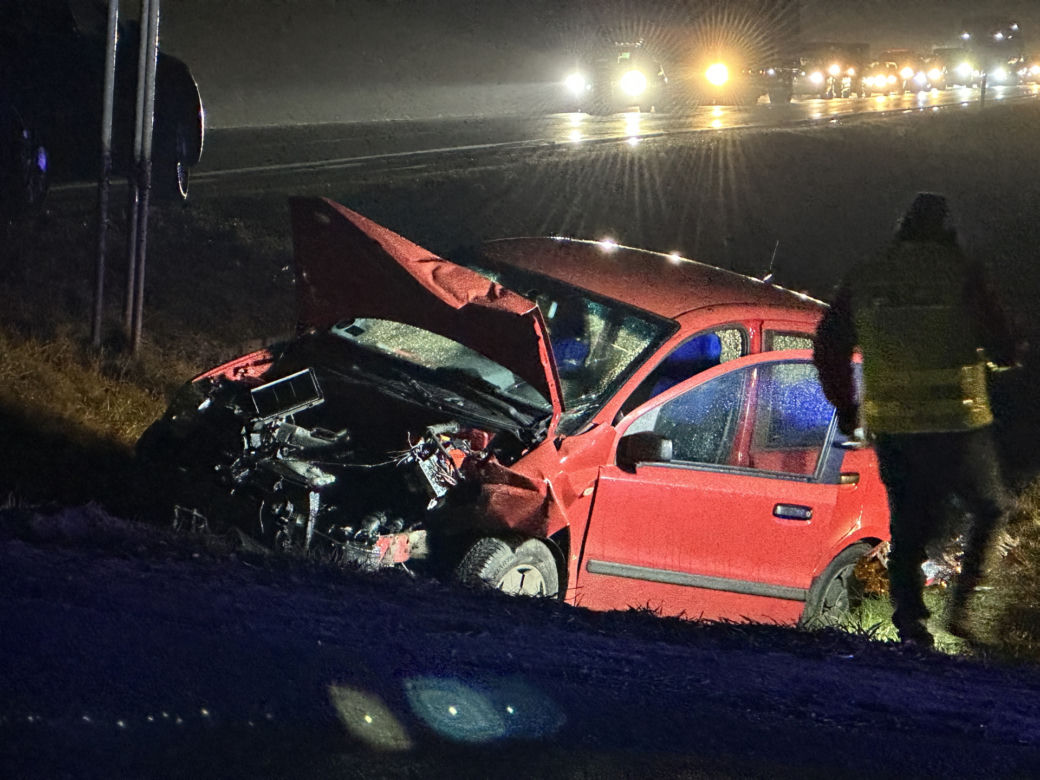 Śmiertelny wypadek w Łochowie. Rozpędzony 84-latek wjechał swoją pandą w audi, jego auto wylądowało w rowie 