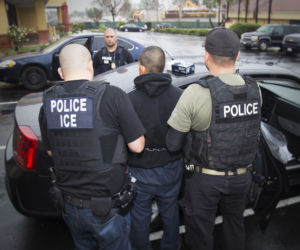 Ostrzegła imigrantów przed ICE i oberwała