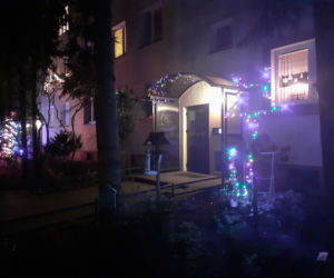 Świąteczna iluminacja bloku przy Niesiołowskiego 24 w Toruniu to już tradycja