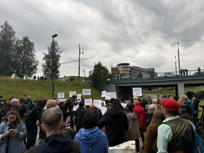 "Cichy marsz" w Krakowie po tragicznym wypadku. Zginęło młode małżeństwo