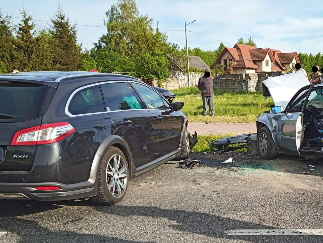 Potworne zderzenie pod Radomiem. Kierowca audi zmarł w szpitalu! [ZDJĘCIA].