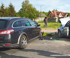 Potworne zderzenie pod Radomiem. Kierowca audi zmarł w szpitalu! [ZDJĘCIA].